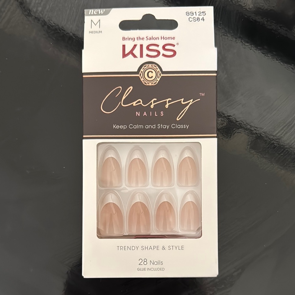Kiss Classy Nails in Soft Beige